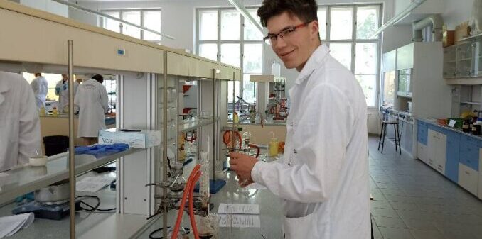 iDNES.cz: Uspěl v soutěžích od chemie po astronomii, nadaný student míří na Cambridge