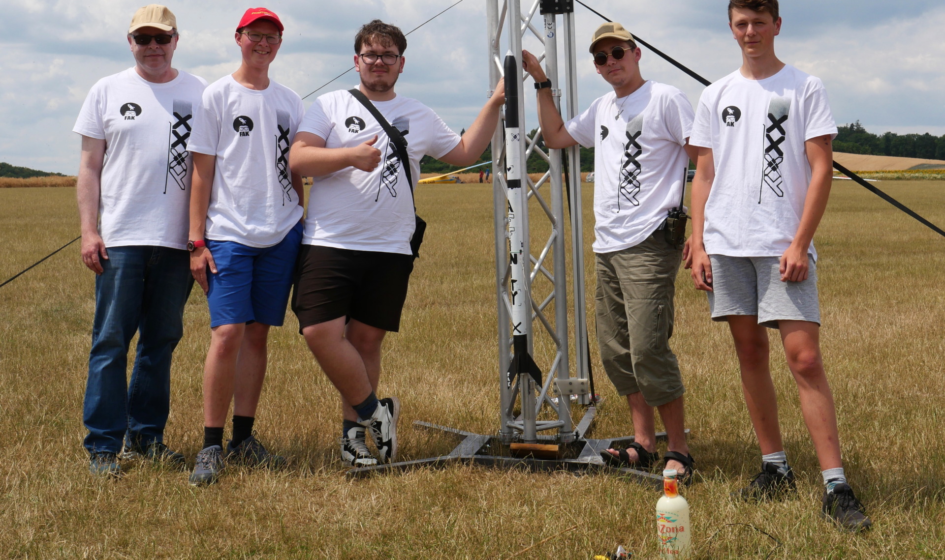 Tři, dva, jedna, START! Tým FAK si v soutěži Czech Rocket Challenge doletěl pro druhé místo