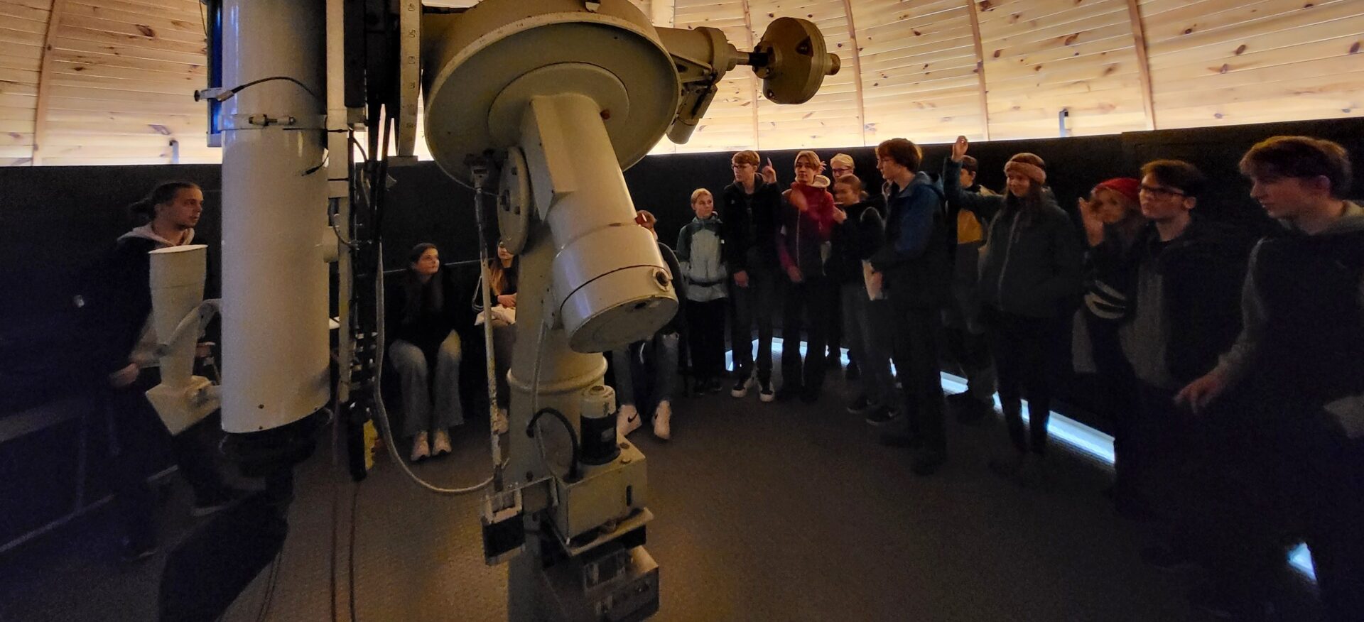 Hvězdárna a planetárium HK a Vodní elektrárna Hučák